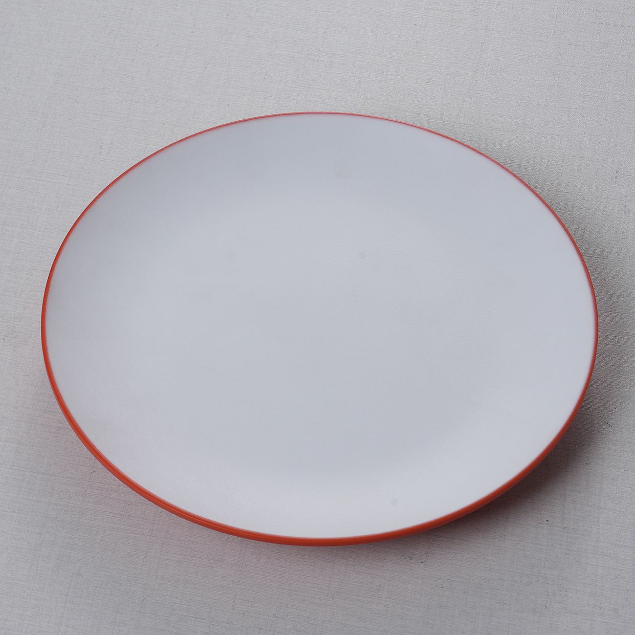 Hucheng factory 100% Contemporary Design Bone Red Melamine Dishes round Plates Sustainable and Pigmented Technique