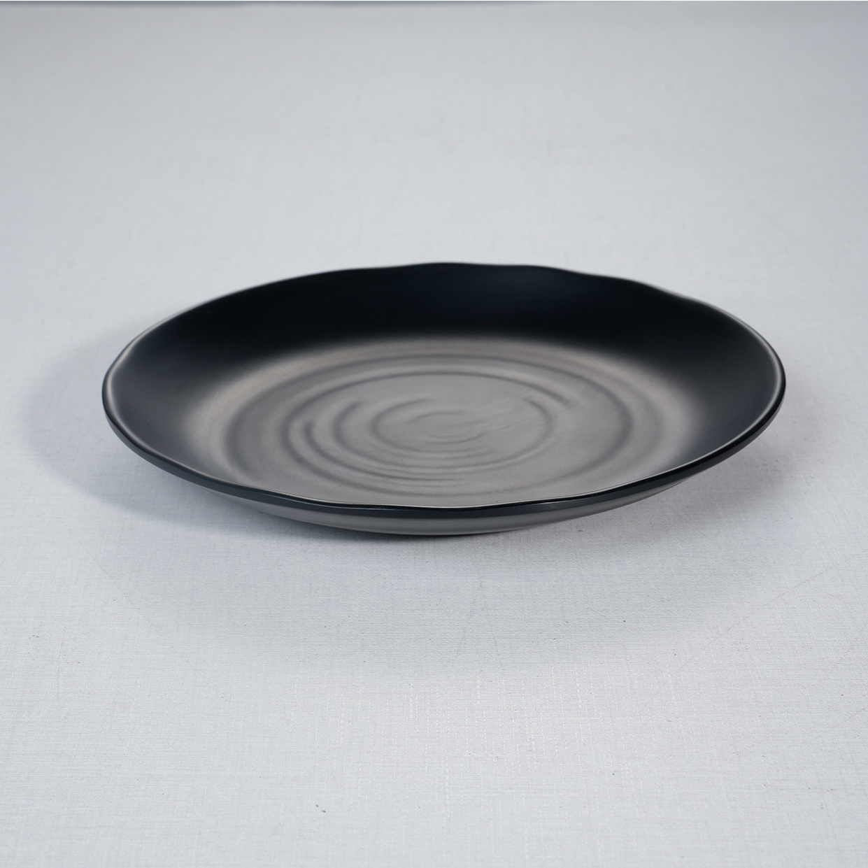 Japanese Style round Black Melamine Dinner Plate MS098 Eco-Friendly Notched Design Factory Wholesale Plastic Dinner Dishes