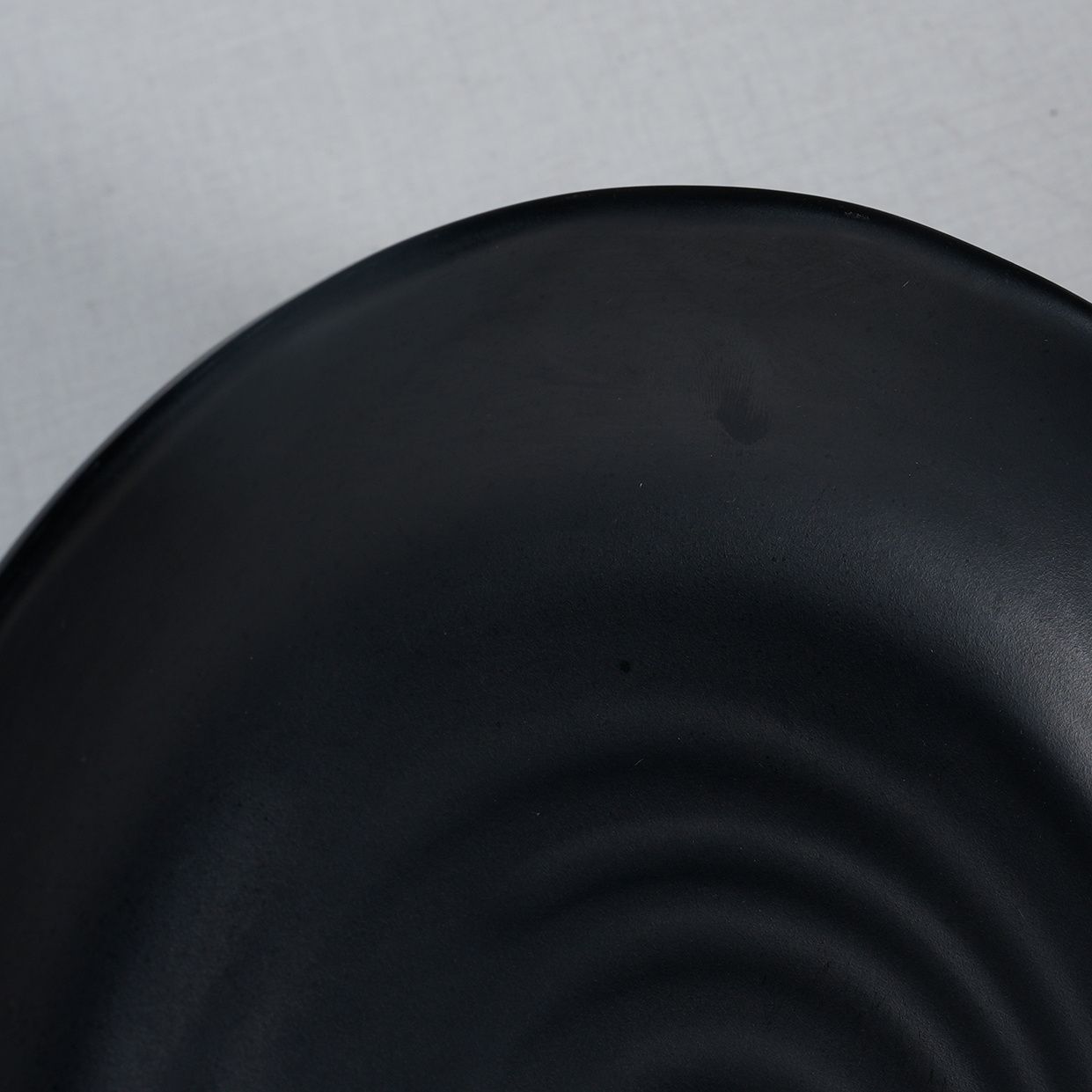 Japanese Style round Black Melamine Dinner Plate MS098 Eco-Friendly Notched Design Factory Wholesale Plastic Dinner Dishes